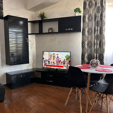 Twin Residence Five Mamaia Bagian luar foto