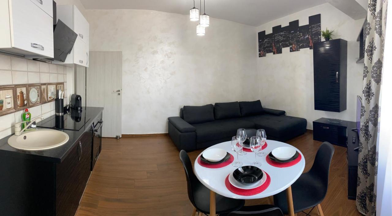 Twin Residence Five Mamaia Bagian luar foto