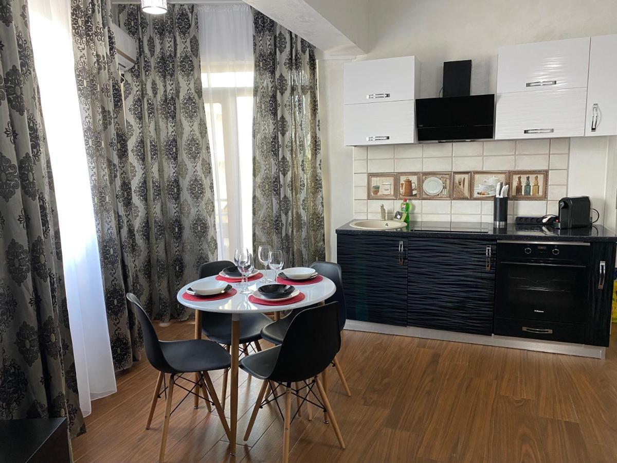 Twin Residence Five Mamaia Bagian luar foto
