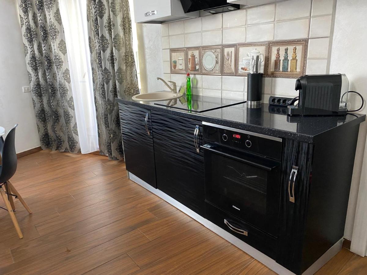 Twin Residence Five Mamaia Bagian luar foto