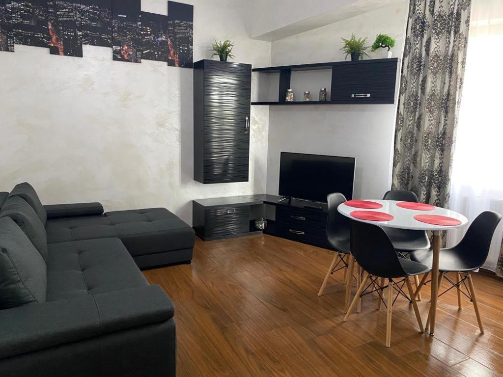Twin Residence Five Mamaia Bagian luar foto
